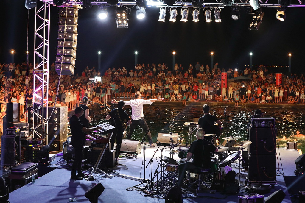 Fenomenalni Petar Grašo raspjevao i rasplesao Biograd Fenomenalni Petar Grašo raspjevao i rasplesao Biograd