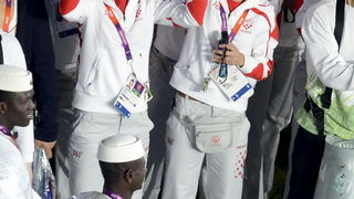 London, 270712.
Olimpijski stadion.
Svecano otvaranje Olimpijskih Igra u Londonu.
Na fotografiji: sestre Zaninovic hrvatske taekwondokasice pozdravljaju ostale sudionike defilea.
Foto: Drago Sopta / CROPIX