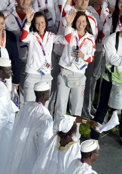 London, 270712.
Olimpijski stadion.
Svecano otvaranje Olimpijskih Igra u Londonu.
Na fotografiji: sestre Zaninovic hrvatske taekwondokasice pozdravljaju ostale sudionike defilea.
Foto: Drago Sopta / CROPIX