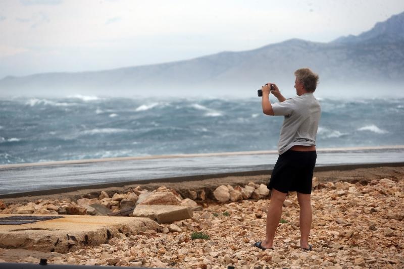 Olujna bura prekinula trajektni promet između Prizne i Žigljena. Photo: Dalibor Urukalović/PIXSELL Olujna bura prekinula trajektni promet između Prizne i Žigljena. Photo: Dalibor Urukalović/PIXSELL