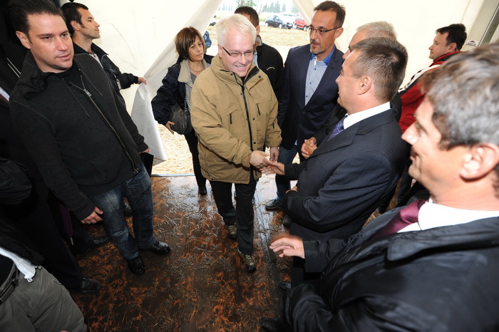 Biograd,130912.
Otvorenje 59. svjetskog prvenstva u oranju koje se odrzava u Jankolovici pokraj Biograda od 13.-15.09.2012.
Na fotografiji: dolazak predsjednika Josipovica.
Foto: Luka Gerlanc / CROPIX Biograd,130912.
Otvorenje 59. svjetskog prvenstva u oranju koje se odrzava u Jankolovici pokraj Biograda od 13.-15.09.2012.
Na fotografiji: dolazak predsjednika Josipovica.
Foto: Luka Gerlanc / CROPIX