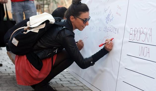 Na Europskom trgu obiljezen Dan solidarnosti s izbjeglicama #refugeeswelcome. Baza za radnicku inicijativu i demokratizaciju, Centar za mirovne studije, Drustvo Afrikanaca u Hrvatskoj, Inicijativa No border, Udruga KOMA, Pravo na grad, nogometni klub Zag