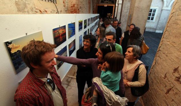 Humanitarna izlozba za pomoc tesko bolesnoj mladoj zadranki Ani Pavic i njenoj kceri Aurori. Zadarski fotografi amateri i profesionalci njih 37 odazvali su se ovoj akciji doniravsi fotografije, Foto: Željko Mršić/PIXSELL