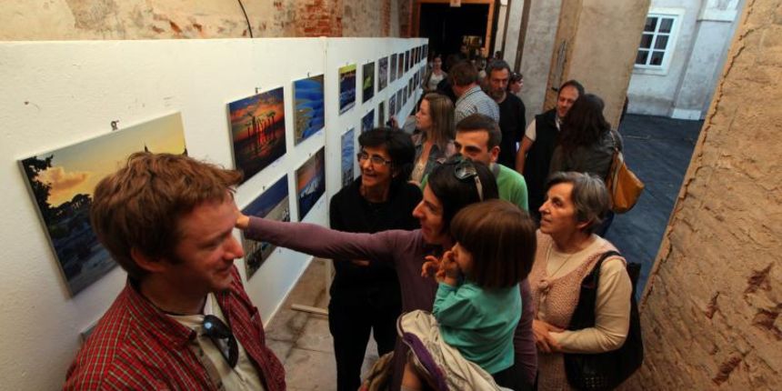 Humanitarna izlozba za pomoc tesko bolesnoj mladoj zadranki Ani Pavic i njenoj kceri Aurori. Zadarski fotografi amateri i profesionalci njih 37 odazvali su se ovoj akciji doniravsi fotografije, Foto: Željko Mršić/PIXSELL