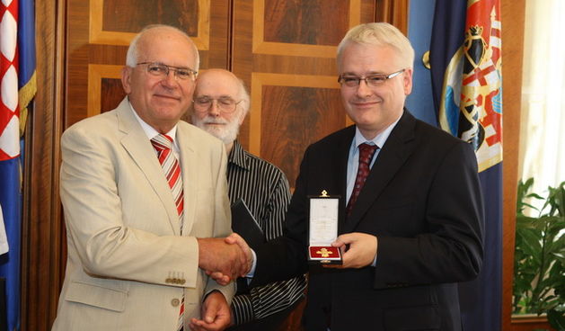 Zadar, 080710. Predsjednik Ivo Josipovic posjetio je Zadar.  Tom prigodom bio je na prijemu kod gradonacelnika Zvonimira Vrancica, posjetio muzej stakla, te prosetao i popio sok na Kalelargi.  Na slici: Ivo Josipovici Zvonimira Vrancica.  Foto: Vladimir I
