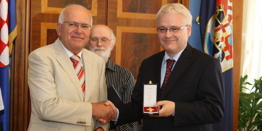 Zadar, 080710. Predsjednik Ivo Josipovic posjetio je Zadar.  Tom prigodom bio je na prijemu kod gradonacelnika Zvonimira Vrancica, posjetio muzej stakla, te prosetao i popio sok na Kalelargi.  Na slici: Ivo Josipovici Zvonimira Vrancica.  Foto: Vladimir I