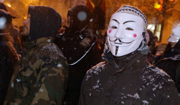 Zagreb, 220213.
Tristotinjak prosvjednika prosetalo je ulicama Zagreba u sklopu prosvjeda koji su organizirale skupine Occupy Croatia i Anonymous Hrvatska. U prosvjednoj setnji na nekoliko minuta zastali su uz zgrade Narodne banke, HDZ-a i SDP-a.
Na fotog