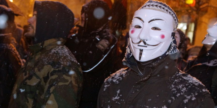 Zagreb, 220213.
Tristotinjak prosvjednika prosetalo je ulicama Zagreba u sklopu prosvjeda koji su organizirale skupine Occupy Croatia i Anonymous Hrvatska. U prosvjednoj setnji na nekoliko minuta zastali su uz zgrade Narodne banke, HDZ-a i SDP-a.
Na fotog
