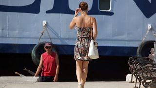 17.07.2013., Zadar – Mlada dama je uz pomoc barkajola presla preko mora na drugu stranu zadarske rive. Photo: Zeljko Mrsic/PIXSELL Autor  Zeljko Mrsic/PIXSELL KLJUČNE RIJEČI  camac, barkajol, brod, zena, djevojka