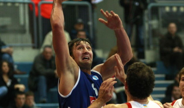 Zagreb, 061211.
KC Drazen Petrovic.
Kosarkaska utakmica, Eurokup skupina A 4.kolo Cibona – Donjeck.
Na slici: Goran Suton 6, Vule Avdalovic 9.
Foto: Nenad Dugi / Cropix