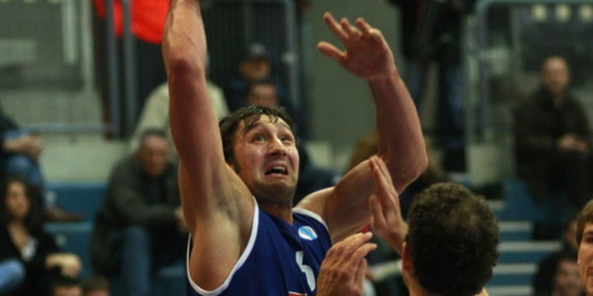 Zagreb, 061211.
KC Drazen Petrovic.
Kosarkaska utakmica, Eurokup skupina A 4.kolo Cibona – Donjeck.
Na slici: Goran Suton 6, Vule Avdalovic 9.
Foto: Nenad Dugi / Cropix