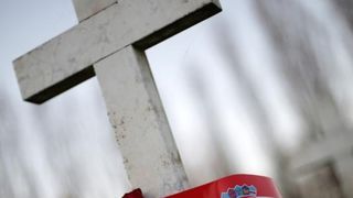 Vukovar: Lampioni osvjetljavaju 938 bijelih križeva na Memorijalnom groblju. Foto: Grgur Žućko/PIXSELL Vukovar: Lampioni osvjetljavaju 938 bijelih križeva na Memorijalnom groblju. Foto: Grgur Žućko/PIXSELL