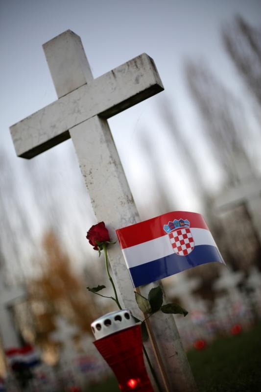 Vukovar: Lampioni osvjetljavaju 938 bijelih križeva na Memorijalnom groblju. Foto: Grgur Žućko/PIXSELL Vukovar: Lampioni osvjetljavaju 938 bijelih križeva na Memorijalnom groblju. Foto: Grgur Žućko/PIXSELL