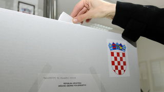 Dubrovnik, 100110. Drugi krug predsjednickih izbora 2010. u kojem gradjani biraju izmedju Ive Josipovica i Milana Bandica. Na fotografiji: glasacko mjesto u Dubrovniku u Hrvatskom zavodu za zaposljavanje. Foto: Admir Buljubasic / CROPIX