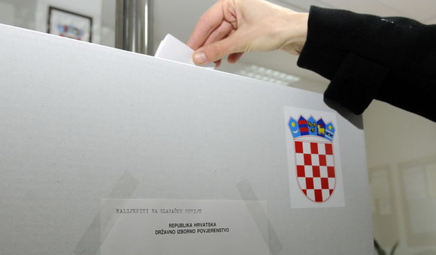 Dubrovnik, 100110. Drugi krug predsjednickih izbora 2010. u kojem gradjani biraju izmedju Ive Josipovica i Milana Bandica. Na fotografiji: glasacko mjesto u Dubrovniku u Hrvatskom zavodu za zaposljavanje. Foto: Admir Buljubasic / CROPIX