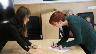 Vir: Dodjela materijalne pomoći roditeljima za nabavku udžbenika i školske opreme Vir: Dodjela materijalne pomoći roditeljima za nabavku udžbenika i školske opreme