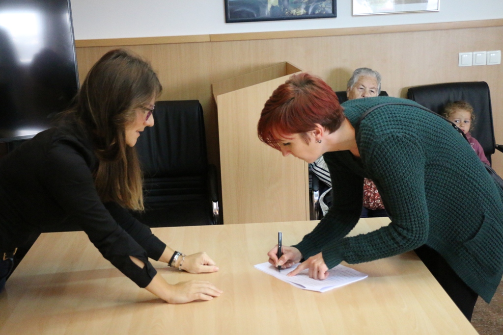 Vir: Dodjela materijalne pomoći roditeljima za nabavku udžbenika i školske opreme Vir: Dodjela materijalne pomoći roditeljima za nabavku udžbenika i školske opreme