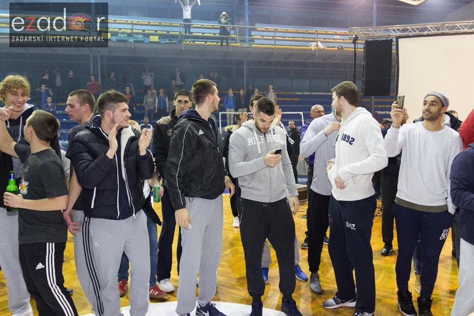 Humanitarno gledanje utakmice Zadar-Cibona (85-84) u Jazinama Humanitarno gledanje utakmice Zadar-Cibona (85-84) u Jazinama