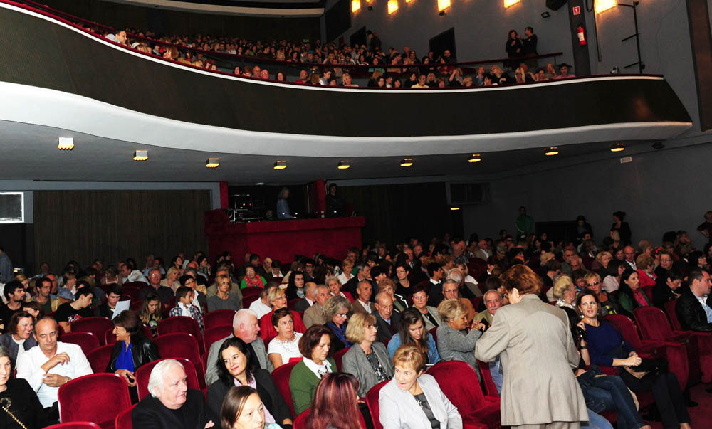 Zadar, 19.10.2012. snimio: Nenad Marčev
komedija
D. Kovačević: PROFESIONALAC ili Tužna komedija po Luki,
Kazališna družina ”Glumci u Zagvozdu” &
SATIRIČKO KAZALIŠTE KEREMPUH
redatelj: Bogdan Diklić
igraju: D. Ljuština, V. Mlikota,
A. Zadar, 19.10.2012. snimio: Nenad Marčev
komedija
D. Kovačević: PROFESIONALAC ili Tužna komedija po Luki,
Kazališna družina ”Glumci u Zagvozdu” &
SATIRIČKO KAZALIŠTE KEREMPUH
redatelj: Bogdan Diklić
igraju: D. Ljuština, V. Mlikota,
A.