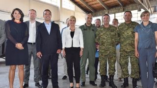 Predsjednica Grabar-Kitarović na predstavljanju novih helikoptera Kiowa Warriors u 93. Zrakoplovnoj bazi u Zemuniku. Photo: Dino Stanin/PIXSELL Predsjednica Grabar-Kitarović na predstavljanju novih helikoptera Kiowa Warriors u 93. Zrakoplovnoj bazi u Zemuniku. Photo: Dino Stanin/PIXSELL