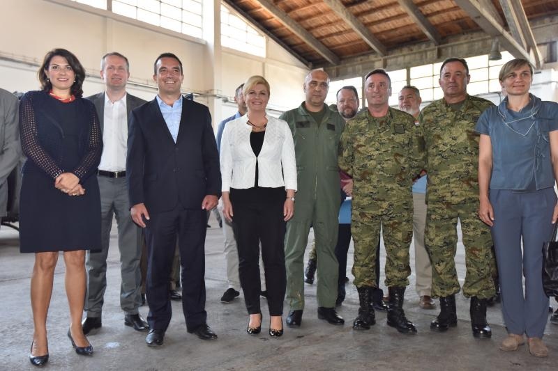 Predsjednica Grabar-Kitarović na predstavljanju novih helikoptera Kiowa Warriors u 93. Zrakoplovnoj bazi u Zemuniku. Photo: Dino Stanin/PIXSELL Predsjednica Grabar-Kitarović na predstavljanju novih helikoptera Kiowa Warriors u 93. Zrakoplovnoj bazi u Zemuniku. Photo: Dino Stanin/PIXSELL