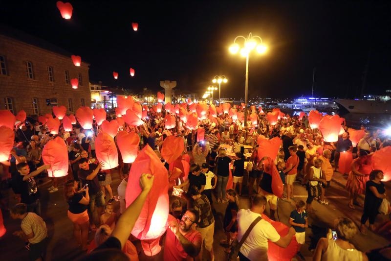 Vodice: Puštanjem lampiona obilježena 10. obljetnica Kornatske tragedije Vodice: Puštanjem lampiona obilježena 10. obljetnica Kornatske tragedije