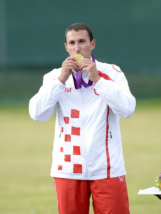 London, 060812.
Hrvatski strijelci Anton Glasnovic i Giovanni Cernogoraz u finalu trapa tijekom Olimpijskih Igara u Londonu.
Na fotografiji: Giovanni Cernogoraz osvojio je zlato.
Foto: Drago Sopta / CROPIX