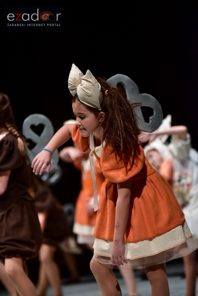 Predstava “Odgojoj” Plesne udruge Gesta u HNK Zadar