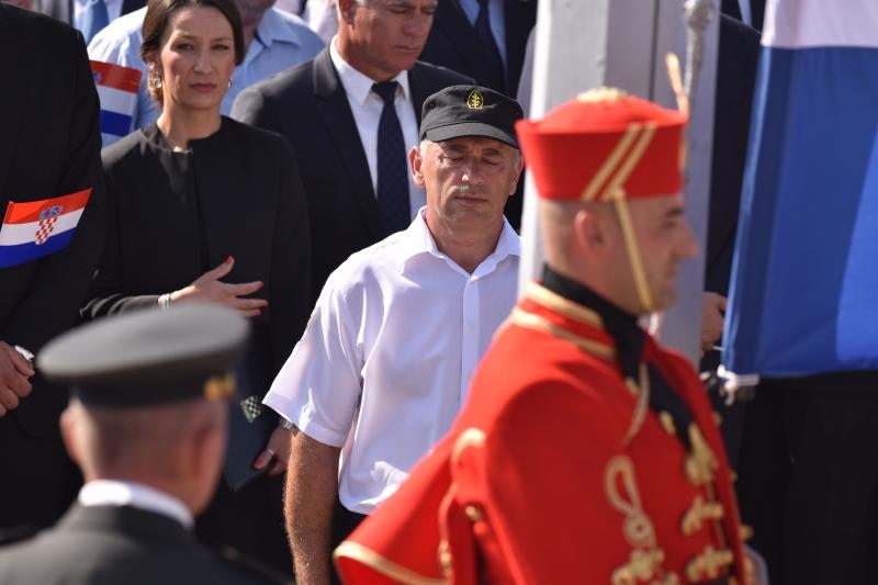 Uz zvukove hime “Lijepa naša” podignuta je zastava Republike Hrvatske na Kninskoj tvrđavi Uz zvukove hime “Lijepa naša” podignuta je zastava Republike Hrvatske na Kninskoj tvrđavi