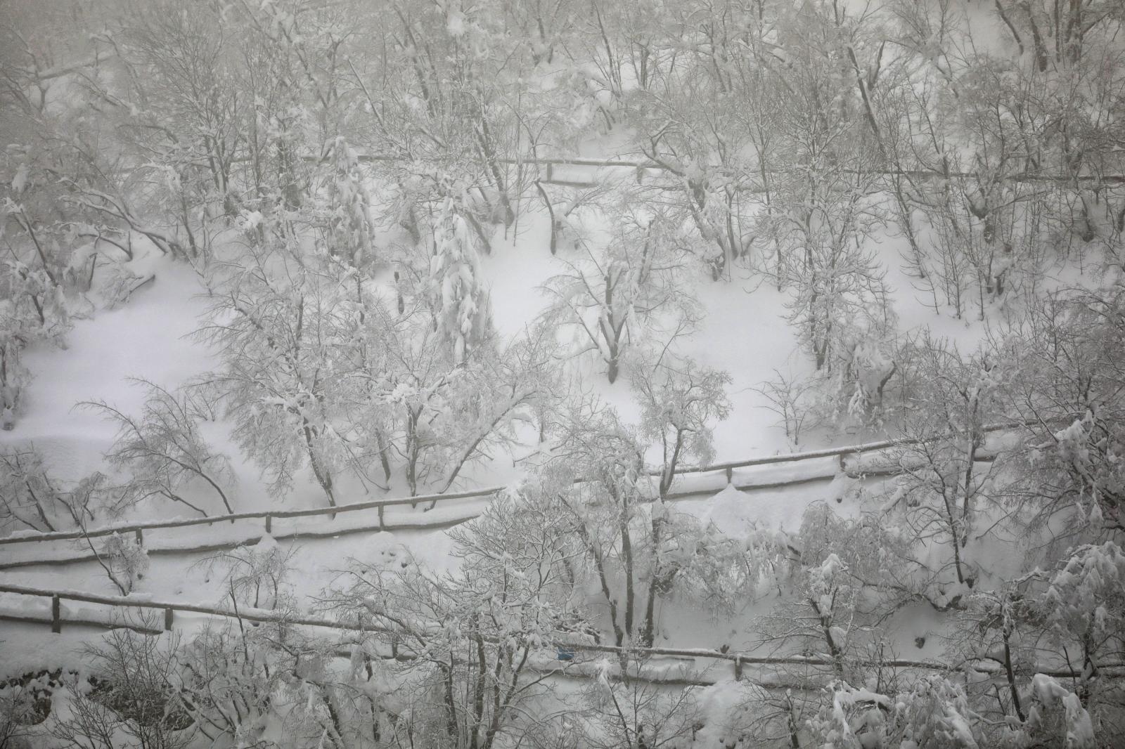 Zimska idila na snijegom prekrivenim Plitvičkim jezerima Zimska idila na snijegom prekrivenim Plitvičkim jezerima