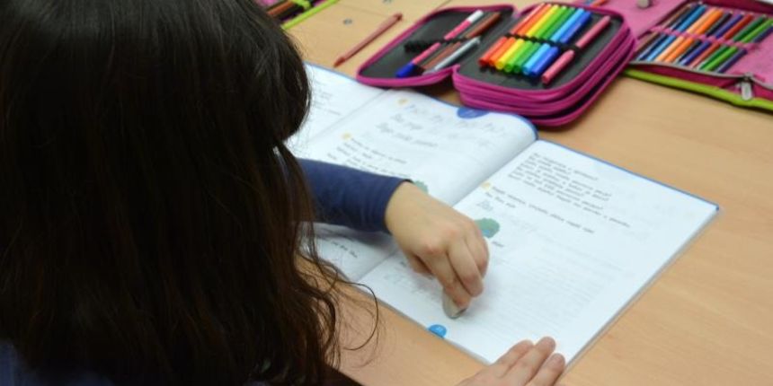 Djeca pisu u biljeznicu, jer svim je skolarcima domaca zadaca, ucenje pisanja i ispunjavanje radnih biljeznica svakodnevna obveza. Photo: Damir Spehar/PIXSELL