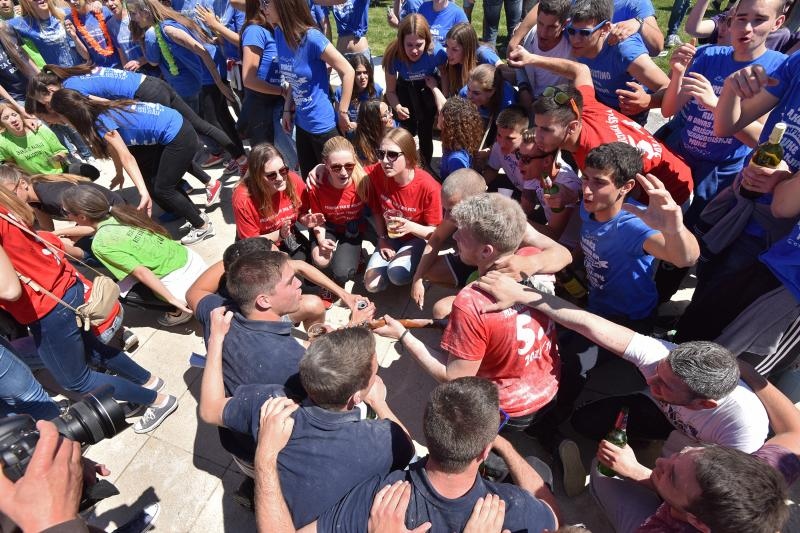 Ludijada zadarskih maturanata uz pjesmu i kupanje na Morskim orguljama. Foto: Dino Stanin/PIXSELL Ludijada zadarskih maturanata uz pjesmu i kupanje na Morskim orguljama. Foto: Dino Stanin/PIXSELL