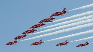 Akrobatska skupina “Red Arrows” Royal Air Forcea u posjeti Zračnoj bazi u Zemuniku Akrobatska skupina “Red Arrows” Royal Air Forcea u posjeti Zračnoj bazi u Zemuniku
