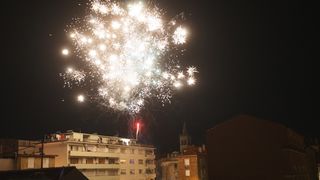 Građani na ulicama Zadra poštujući mjere dočekali 2021. godinu