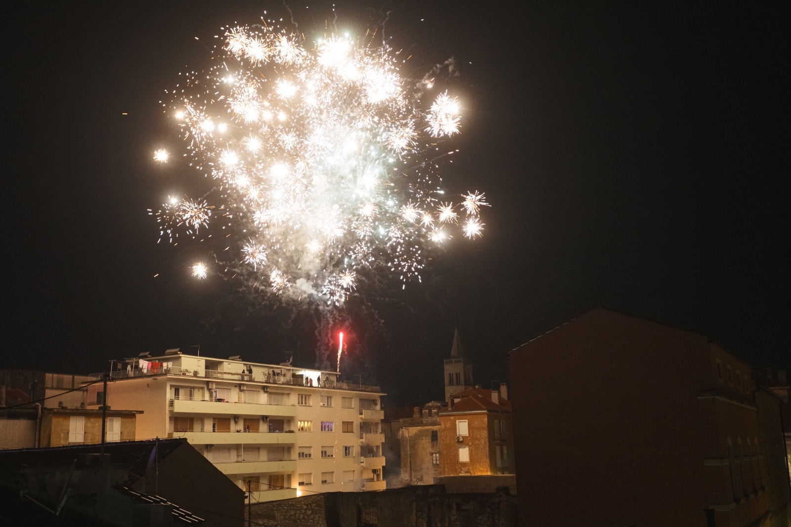 Građani na ulicama Zadra poštujući mjere dočekali 2021. godinu