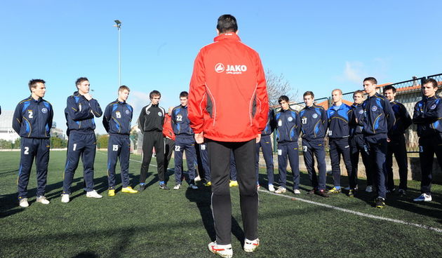 Zadar, 120111.
Danas su se na nogometnom stadionu Stanovi prije pocetka drugog djela Hrvatske nogometne lige okupili nogometasi Zadra i odradili prvi trening. Igracima su se obratili trener Zadra Dalibor Zebic, vanjski suradnik Reno Sinovcic i sportski di
