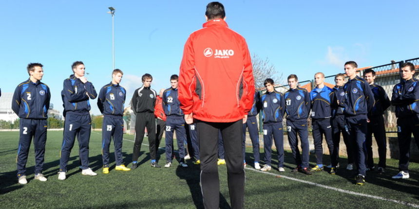 Zadar, 120111.
Danas su se na nogometnom stadionu Stanovi prije pocetka drugog djela Hrvatske nogometne lige okupili nogometasi Zadra i odradili prvi trening. Igracima su se obratili trener Zadra Dalibor Zebic, vanjski suradnik Reno Sinovcic i sportski di Zadar, 120111.
Danas su se na nogometnom stadionu Stanovi prije pocetka drugog djela Hrvatske nogometne lige okupili nogometasi Zadra i odradili prvi trening. Igracima su se obratili trener Zadra Dalibor Zebic, vanjski suradnik Reno Sinovcic i sportski di