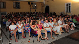 Zadar, 19.07.2012. snimio: Nenad Marčev
Tetar Gavran, Zagreb
Miro Gavran
komedija
Pacijent doktora Freuda
redatelj: Robert Raponja
igraju: Peđa Gvozdić, Jakov Gavran, Ana-Marija Percaić
18. ZADARSKO KAZALIŠNO LJETO
Dvorište providurove pala Zadar, 19.07.2012. snimio: Nenad Marčev
Tetar Gavran, Zagreb
Miro Gavran
komedija
Pacijent doktora Freuda
redatelj: Robert Raponja
igraju: Peđa Gvozdić, Jakov Gavran, Ana-Marija Percaić
18. ZADARSKO KAZALIŠNO LJETO
Dvorište providurove pala