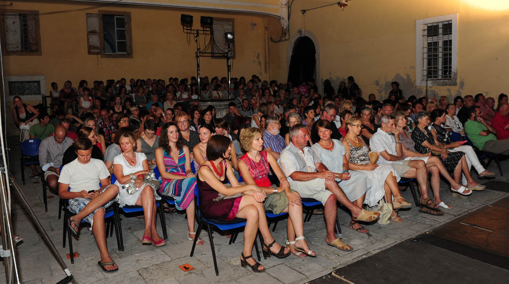 Zadar, 19.07.2012. snimio: Nenad Marčev
Tetar Gavran, Zagreb
Miro Gavran
komedija
Pacijent doktora Freuda
redatelj: Robert Raponja
igraju: Peđa Gvozdić, Jakov Gavran, Ana-Marija Percaić
18. ZADARSKO KAZALIŠNO LJETO
Dvorište providurove pala Zadar, 19.07.2012. snimio: Nenad Marčev
Tetar Gavran, Zagreb
Miro Gavran
komedija
Pacijent doktora Freuda
redatelj: Robert Raponja
igraju: Peđa Gvozdić, Jakov Gavran, Ana-Marija Percaić
18. ZADARSKO KAZALIŠNO LJETO
Dvorište providurove pala