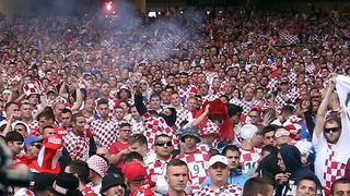 Nekoliko bijednih huligana baca baklje i topovski udar na utakmici između Hrvatske i Češke u Saint Etienneu. Photo: Sanjin Strukić/PIXSELL Nekoliko bijednih huligana baca baklje i topovski udar na utakmici između Hrvatske i Češke u Saint Etienneu. Photo: Sanjin Strukić/PIXSELL