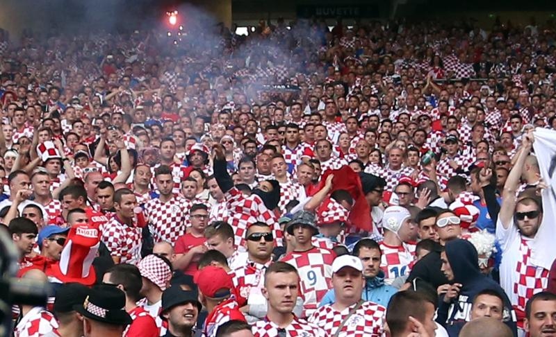 Nekoliko bijednih huligana baca baklje i topovski udar na utakmici između Hrvatske i Češke u Saint Etienneu. Photo: Sanjin Strukić/PIXSELL Nekoliko bijednih huligana baca baklje i topovski udar na utakmici između Hrvatske i Češke u Saint Etienneu. Photo: Sanjin Strukić/PIXSELL
