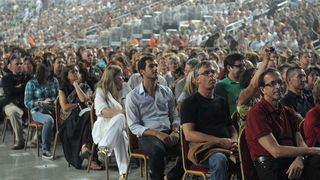 Zagreb, 250710.
Arena Zagreb, Leonar Cohen odrzao je koncert u zagrebu.
Na slici: Cohenovi fanovi u Areni Zagreb.
Foto: Damir Krajac / CROPIX
