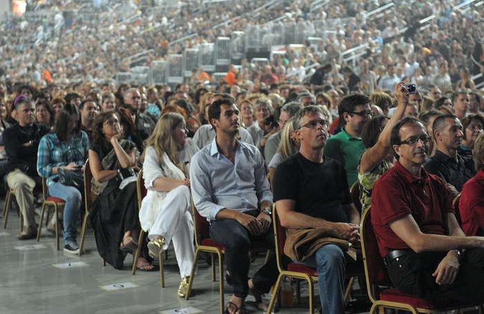 Zagreb, 250710.
Arena Zagreb, Leonar Cohen odrzao je koncert u zagrebu.
Na slici: Cohenovi fanovi u Areni Zagreb.
Foto: Damir Krajac / CROPIX