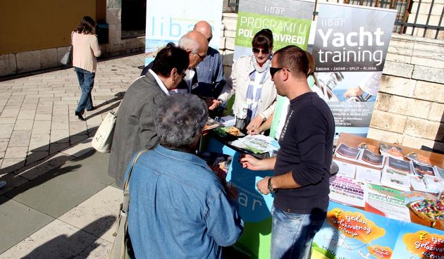 Sajam obrazovanja održan je na Narodnom trgu  u organizaciji Pučkog otvorenog učilišta Erudio na kojem su se predstavili i partneri Poljoprivredna škola Stanko Ožanić, CISOK Zadar, Autoškola Zadar, POU Libar, POU Algebra, POU Zadar i dr. foto: Iva Perinči