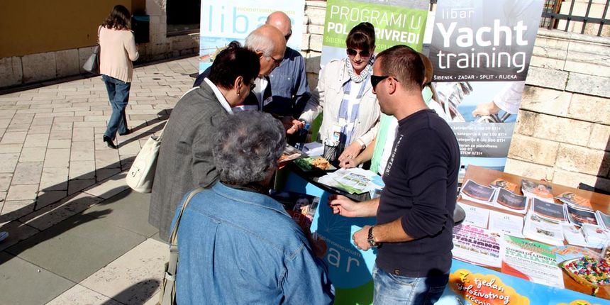 Sajam obrazovanja održan je na Narodnom trgu  u organizaciji Pučkog otvorenog učilišta Erudio na kojem su se predstavili i partneri Poljoprivredna škola Stanko Ožanić, CISOK Zadar, Autoškola Zadar, POU Libar, POU Algebra, POU Zadar i dr. foto: Iva Perinči