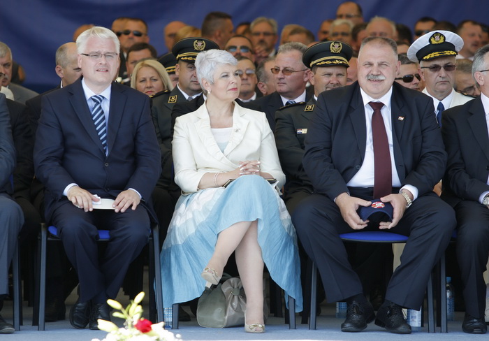 Knin, 050810.
Proslava Dana pobjede i 15. godisnjice akcije Oluja u Kninu.
Na fotografiji: Luka Bebic, Jadanka Kosor, Ivo Josipovic
Foto: Jakov Prkic / Cropix Knin, 050810.
Proslava Dana pobjede i 15. godisnjice akcije Oluja u Kninu.
Na fotografiji: Luka Bebic, Jadanka Kosor, Ivo Josipovic
Foto: Jakov Prkic / Cropix
