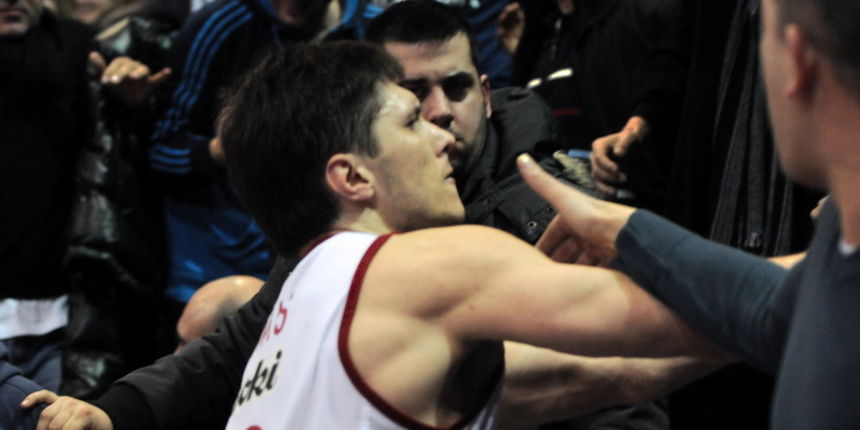 Zagreb, 070213.KC Drazen Petrovic, Savska cesta 25.Finale Kupa Hrvatske Kresimir Cosic.Utakmica KK Cibona – KK Cedevita.Nakon zavrsetka utakmice doslo je do incidenta pri kojemu je igrac Cedevite Marko Tomas udario covjeka u publici. Tomas je, navodno Zagreb, 070213.KC Drazen Petrovic, Savska cesta 25.Finale Kupa Hrvatske Kresimir Cosic.Utakmica KK Cibona – KK Cedevita.Nakon zavrsetka utakmice doslo je do incidenta pri kojemu je igrac Cedevite Marko Tomas udario covjeka u publici. Tomas je, navodno