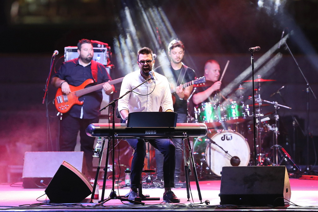 Fenomenalni Petar Grašo raspjevao i rasplesao Biograd Fenomenalni Petar Grašo raspjevao i rasplesao Biograd