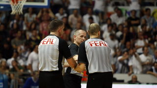 Zadar, 080610.
Dvorana Kresimir Cosic.
Cetvrta finalna kosarkaska utkmica izmedju Zadra i Cibone.
Na fotografiji: suci vecerasnjeg susreta Dozai Srdjan, Herceg Sinisa i Radovic Sreten.
Foto: Jure Miskovic / CROPIX Zadar, 080610.
Dvorana Kresimir Cosic.
Cetvrta finalna kosarkaska utkmica izmedju Zadra i Cibone.
Na fotografiji: suci vecerasnjeg susreta Dozai Srdjan, Herceg Sinisa i Radovic Sreten.
Foto: Jure Miskovic / CROPIX