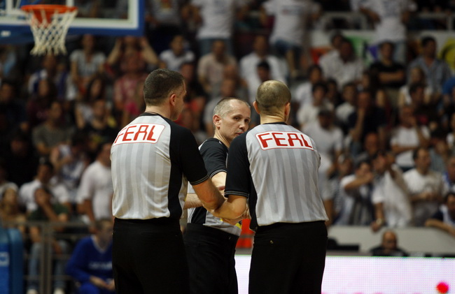 Zadar, 080610.
Dvorana Kresimir Cosic.
Cetvrta finalna kosarkaska utkmica izmedju Zadra i Cibone.
Na fotografiji: suci vecerasnjeg susreta Dozai Srdjan, Herceg Sinisa i Radovic Sreten.
Foto: Jure Miskovic / CROPIX Zadar, 080610.
Dvorana Kresimir Cosic.
Cetvrta finalna kosarkaska utkmica izmedju Zadra i Cibone.
Na fotografiji: suci vecerasnjeg susreta Dozai Srdjan, Herceg Sinisa i Radovic Sreten.
Foto: Jure Miskovic / CROPIX